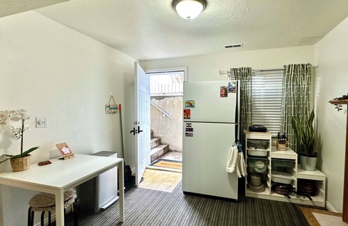 Provo Casa | Hawaiian Sunshine 1-bedroom house in welcoming Provo with AC, WiFi