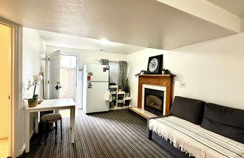 Provo Casa | Hawaiian Sunshine 1-bedroom house in welcoming Provo with AC, WiFi