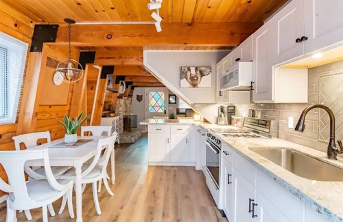 Moonridge Casa | Hawk Hill Cabin - close to slopes! Pet friendly- fenced yard