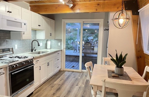 Moonridge Casa | Hawk Hill Cabin - close to slopes! Pet friendly- fenced yard