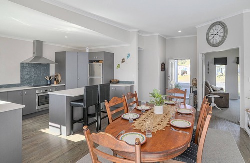 Cooks Beach Casa | Hawk Hill Getaway - Cooks Beach Holiday Home