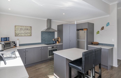 Cooks Beach Casa | Hawk Hill Getaway - Cooks Beach Holiday Home