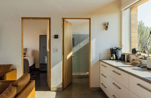 Pioneertown Casa | Hawk & Mesa - Retiro moderno privado en 120 acres!