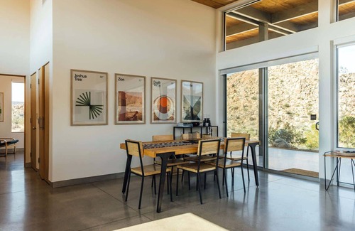 Pioneertown Casa | Hawk & Mesa - Retiro moderno privado en 120 acres!