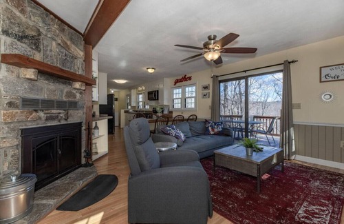Deep Gap Cabina | Hawk Ridge Haven | Sleeps 4 | Hiking | Fishing |Community Pool|FIBER Wifi