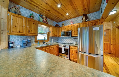 Suches Cabina | Hawks Whistle - Waterfall Nearby and Hot tub