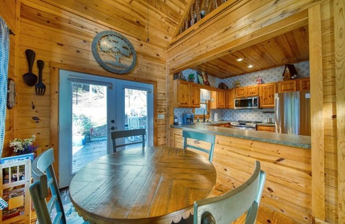 Suches Cabina | Hawks Whistle - Waterfall Nearby and Hot tub