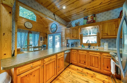 Suches Cabina | Hawks Whistle - Waterfall Nearby and Hot tub
