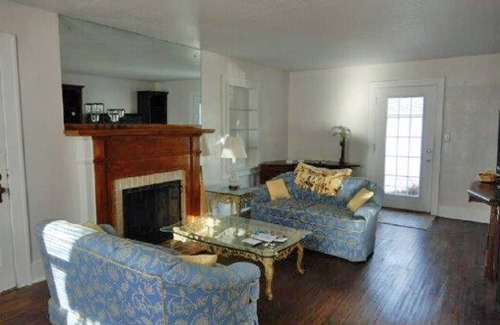 Decatur Cabaña | Haworth Cottage 2 blks to Millikin University