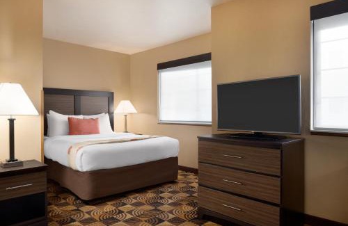 Oak Creek Hotel | Hawthorn Extended Stay by Wyndham Milwaukee Airport