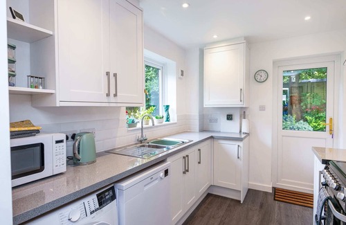 Bradley Stoke Casa | Hawthorn View: Bristol Large House StayStaycations