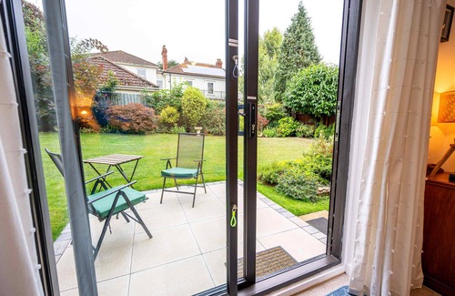 Bradley Stoke Casa | Hawthorn View: Bristol Large House StayStaycations