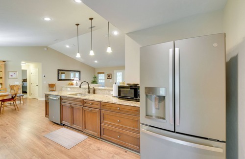 Putnam Hall Casa | Hawthorne Vacation Rental w/ Access to Cue Lake