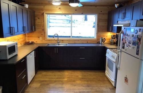 Whitney Cabaña | Hay Lakehouse w/hot tub and amazing sunset views!