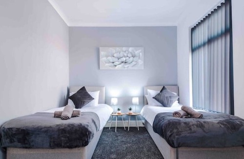 Golborne Casa | Haydock Gold By Primestay