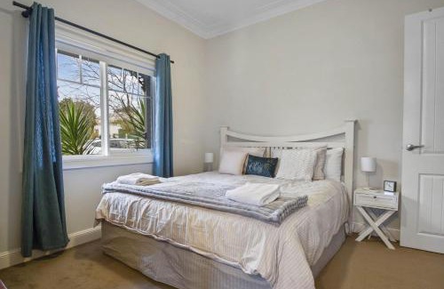 North Wagga Wagga Casa | Hayes Corner Cottage - Short Drive to CBD, Private