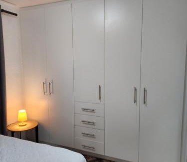 Sandown Apartamento | Hayley's inn at village blues