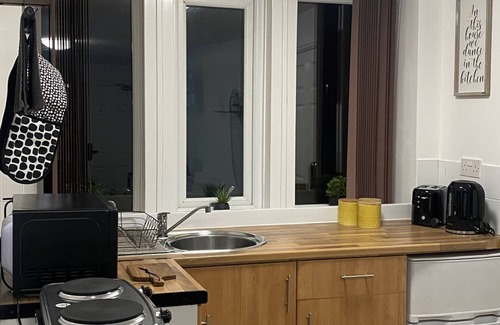 Huddersfield Apartamento | Affordable-Moderno-Estudio-Baño con ducha-Vista a la Calle