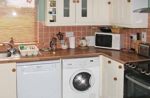 Killimor Cabaña | HAZEL COTTAGE, pet friendly in Killimor, County Galway
