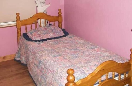 Killimor Cabaña | HAZEL COTTAGE, pet friendly in Killimor, County Galway