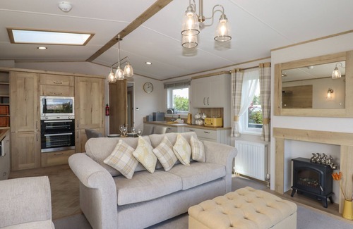 Teigngrace Cabaña | HAZEL LODGE, pet friendly, country holiday cottage in Newton Abbot