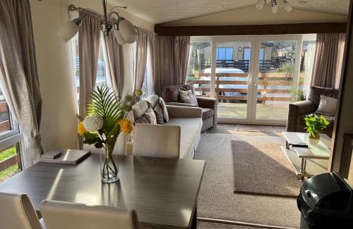 Morpeth Cabina | Hazel Oaks, Beautiful Lodge with Hot Tub - Sleeps 6 - Felmoor Park