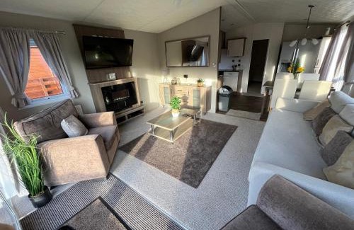 Morpeth Cabina | Hazel Oaks, Beautiful Lodge with Hot Tub - Sleeps 6 - Felmoor Park