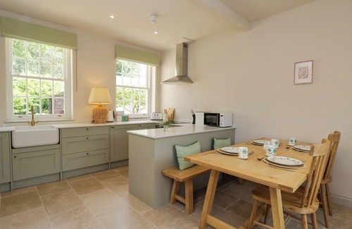 Elcot Cabaña | HAZEL, pet friendly, character holiday cottage, with pool in Kintbury