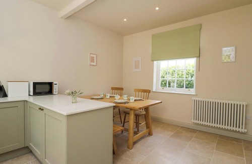 Elcot Cabaña | HAZEL, pet friendly, character holiday cottage, with pool in Kintbury
