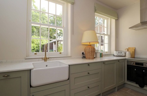 Elcot Cabaña | HAZEL, pet friendly, character holiday cottage, with pool in Kintbury
