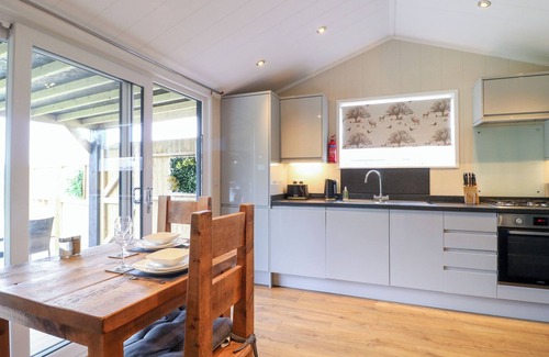 Swadlincote Cabaña | HAZEL, romantic, with hot tub in Donisthorpe