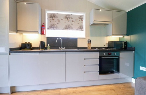 Swadlincote Cabaña | HAZEL, romantic, with hot tub in Donisthorpe