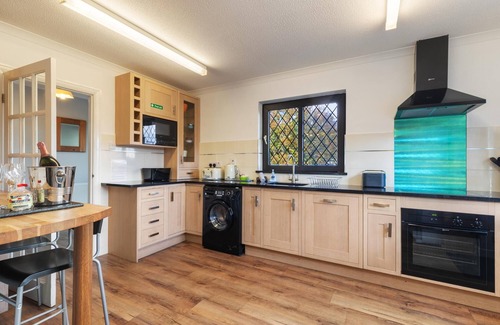 Saundersfoot Casa | Hazelglade Cottage - Hot Tub Games Room Pet Friendly