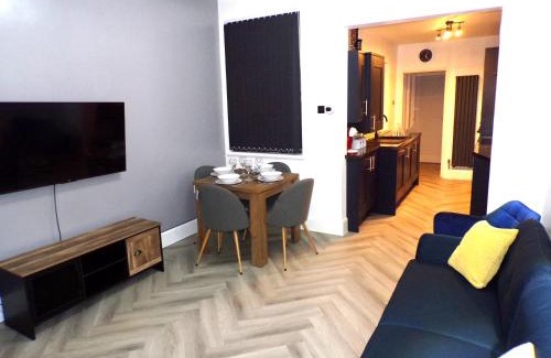 Stoke-on-Trent Apartamento | Hazelhurst House - 4 bedrooms 2 bathrooms