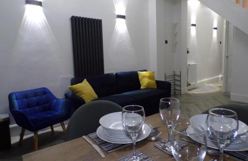 Stoke-on-Trent Apartamento | Hazelhurst House - 4 bedrooms 2 bathrooms