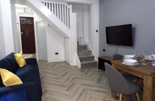 Stoke-on-Trent Apartamento | Hazelhurst House - 4 bedrooms 2 bathrooms