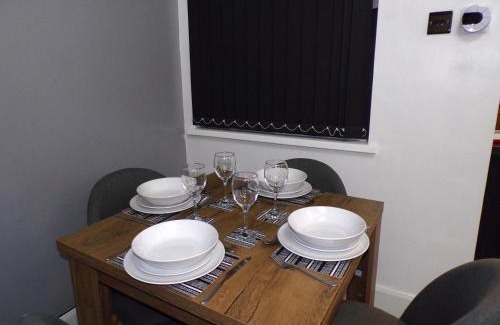 Stoke-on-Trent Apartamento | Hazelhurst House - 4 bedrooms 2 bathrooms
