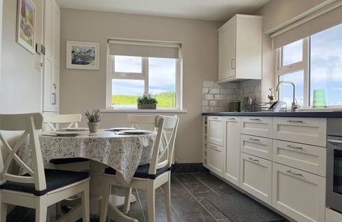 Doolin Cabaña | Hazelwood Cottage - a bungalow that sleeps 5 guests in 3 bedrooms