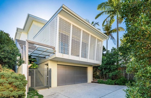 Moffat Beach Casa | Headlands Hideaway - Pet Friendly Home at Moffs