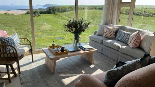 Harlyn Casa | Headlands- Stylish Oceanfront Property on Harlyn Bay