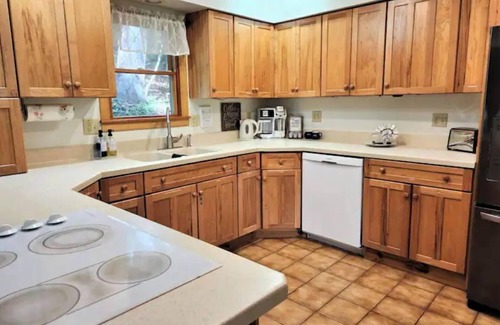Sugar Grove Cabina | Heart Haus on the Hill - Near Hocking Hills, Updated/Private/Comfortable!