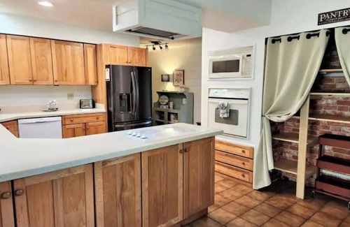 Sugar Grove Cabina | Heart Haus on the Hill - Near Hocking Hills, Updated/Private/Comfortable!