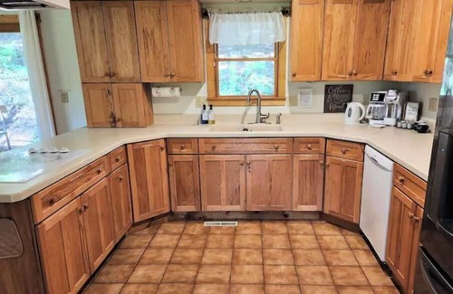 Sugar Grove Cabina | Heart Haus on the Hill - Near Hocking Hills, Updated/Private/Comfortable!