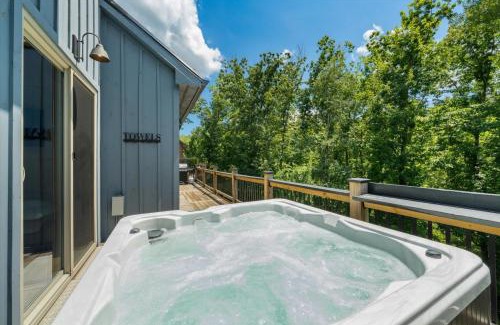 Sevierville Casa | Heart Lake Cabin - Hot Tub & Game Room
