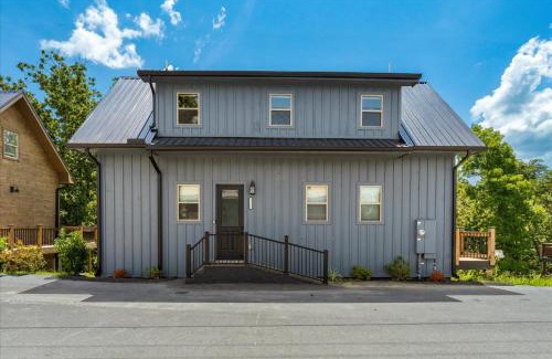 Sevierville Casa | Heart Lake Cabin - Hot Tub & Game Room