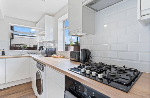 East Acton Casa | Heart of Acton - Free Parking - Perfect for Groups