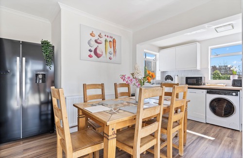 East Acton Casa | Heart of Acton - Free Parking - Perfect for Groups