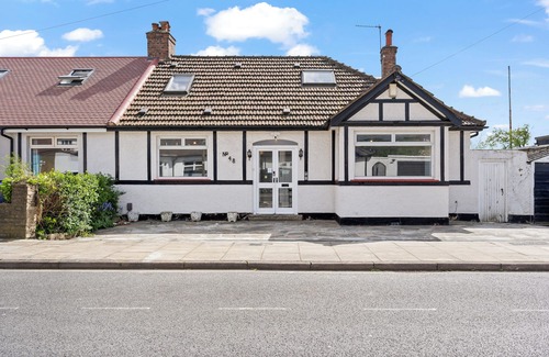 East Acton Casa | Heart of Acton - Free Parking - Perfect for Groups