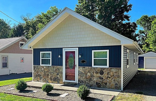 Conneaut Lakeshore Cabaña | Heart of Conneaut Lake - Close2Water - Full Kitchen - Central A/C