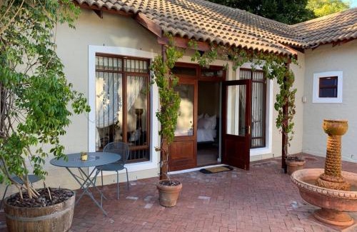 Constantia Apartamento | Heart of Constantia - SOLAR POWERED